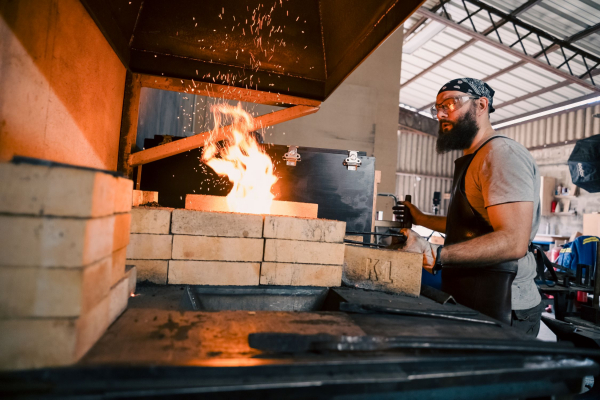 Lo&iuml;c Troch dans sa Forge du mouton noir (c) Thanh Nguyen